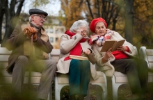 Ηλικιωμένοι σε παγκακι