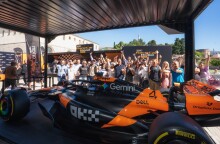 Η ομάδα του ΟΠΑΠ με το showcar της McLaren F1 Team