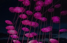 Θεσσαλονίκη: Ροζ φωταγωγήθηκαν οι «Ομπρέλες» 