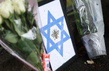 Το αστέρι του Δαβίδ με μια μέλισσα, το σύμβολο του Μάντσεστερ, έχει αφεθεί στο σημείο της τρομοκρατικής επίθεσης στο Μάντσεστερ της Βρετανίας