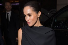 «Γέλια» της Μέγκαν Μαρκλ στην πτώση μοντέλου στην Εβδομάδα Μόδας του Παρισιού - Αντιδράσεις για τη συμπεριφορά της