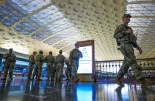 Μέλη της Εθνοφρουράς περιπολούν μέσα στον Σταθμό Γιούνιον στην Ουάσινγκτον
