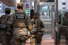 μέλη της Εθνοφρουράς αναπτύχθηκαν στο Σικάγο