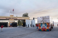 Ένα φορτηγό ανθρωπιστικής βοήθειας στο συνοριακό πέρασμα Ράφα, μεταξύ Αιγύπτου και Λωρίδας της Γάζας