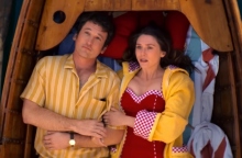 Η Ελίζαμπεθ Όλσεν με τον Μάιλς Τέλερ στην ταινία «Eternity» της Α24