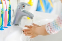 παιδι πλενει τα χερια του