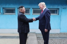 O Ντόναλντ Τραμπ με τον ηγέτη Κιμ Γιονγκ Ουν στα σύνορα μεταξύ Βόρειας και Νότιας Κορέας