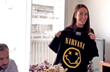 Η Δόμνα Μιχαηλίδου με μπλούζα Nirvana
