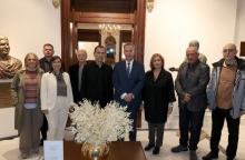 Αντιπροσωπεία της Ένωσης και του Μορφωτικού Ιδρύματός της στο Προξενείο της Ελλάδας στην Κωνσταντινούπολη, με τον γενικό πρόξενο, Πρέσβη Κωνσταντίνο Κούτρα