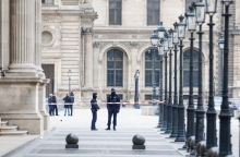 Αστυνομικοί έξω από το Μουσείο του Λούβρου στο Παρίσι