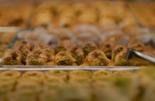 Πέθανε 14χρονη από αλλεργικό σοκ λίγα λεπτά μετά την κατανάλωση μπακλαβά – Πέντε κατηγορούμενοι στη δίκη