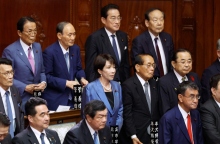 Η Σανάε Τακαΐτσι με τους βουλευτές της ενόψει της εκλογής νέου Πρωθυπουργού στην Ιαπωνία