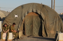 Ισραηλινοί έφεδροι στρατιώτες έξω από στρατιωτικές σκηνές σε βάση στρατολόγησης στο νότιο Ισραήλ