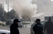 Αστυνομικοί μπροστά από το Κοινοβούλιο στο Βελιγράδι της Σερβίας