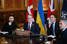 Ο πρόεδρος της Ουκρανίας Βολοντίμιρ Ζελένσκι, ο Βρετανός πρωθυπουργός Κιρ Στάρμερ, ο Γενικός Γραμματέας του ΝΑΤΟ Μαρκ Ρούτε και ο Ολλανδός πρωθυπουργός Ντικ Σοφ κατά τη διάρκεια συνάντησης της «Συμμαχίας των Προθύμων» στο Λονδίνο