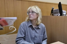 Η Νταϊάνα Λογκίνοβα κατά τη διάρκεια δίκης