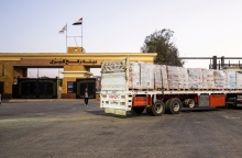 Φορτηγό ανθρωπιστικής βοήθειας στο συνοριακό πέρασμα της Ράφα, μεταξύ Αιγύπτου και Λωρίδας της Γάζας