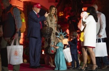 Halloween στον Λευκό Οίκο: Ο Ντόναλντ και η Μελάνια Τραμπ έδωσαν κεράσματα σε παιδιά