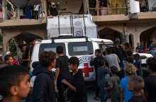 Συνεργείο του Ερυθρού Σταυρού αναζητά σορούς ομήρων στη Γάζα