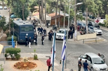 Ισχυρές αστυνομικές δυνάμεις έξω από το Βενιζέλειο Νοσοκομείο Ηρακλείου, όπου έχουν μεταφερθεί νεκροί και τραυματίες από την αιματηρή σύγκρουση στα Βορίζια