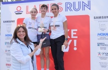 Η Chief People Officer του ΟΠΑΠ, Αιμιλία Στέλιαρου, βραβεύει νικήτριες 