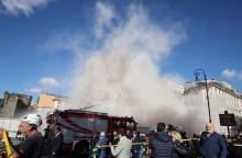 Ρώμη: Η στιγμή που καταρρέει μεσαιωνικό κτίριο κοντά στο Κολοσσαίο 