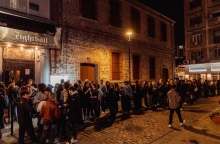 Hush Coffee and Brunch: Με θέα τη θάλασσα και τη Φρίντα Κάλο