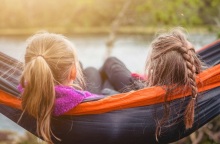 παιδια στην κουνια© Unsplash/Janko Ferlič