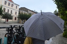 Καιρός, περαστικοι, βροχη