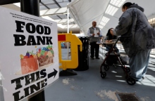 Άνθρωποι παραλαμβάνουν φαγητό από Τράπεζα Τροφίμων στην Καλιφόρνια