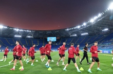 Οι παίκτες της εθνικής ομάδας ποδοσφαίρου της Τουρκίας κατά τη διάρκεια προθέρμανσης 