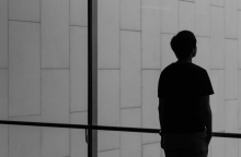 εφηβος κοιταει στο παραθυρο