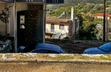 Αδιανόητη η τραγωδία στην Αχαΐα - Ο 25χρονος πήρε αγκαλιά το αγόρι, χτύπησε σε μπαλκόνι, ζαλίστηκε και έπεσαν αγκαλιά 