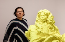 Η Κιμίκο Γιοσίντα ποζάρει δίπλα στο γλυπτό που απεικονίζει τον βασιλιά Λουδοβίκο