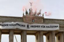 Bερολίνο: Ακτιβιστές με ανυψωτικό κρέμασαν πανό υπέρ της Παλαιστίνης στην Πύλη του Βρανδεμβούργου