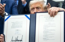 Έληξε το μεγαλύτερο shutdown στην αμερικανική ιστορία - Ο Τραμπ υπέγραψε τη συμφωνία στο Οβάλ Γραφείο