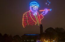 Ο Χόκνεϊ… στον ουρανό: Πάνω από 600 drones «ζωντανεύουν» τα έργα του