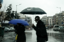 βροχη, περαστικοι, ομπρελες