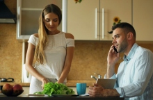 Ποια συνήθεια με το κινητό τηλέφωνο μπορεί να καταστρέψει τη σχέση σας