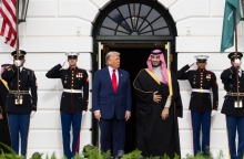 O Ντόναλντ Τραμπ με τον Μοχάμεντ μπιν Σαλμάν στον Λευκό Οίκο