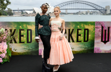 Η Αριάνα Γκράντε μιλά για τη σωματική της εγγύτητα με τη συμπρωταγωνίστριά της, Σίνθια Ερίβο, και πώς ενισχύει τη συνεργασία τους στο Wicked.