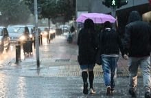 Καιρός αύριο: Τοπικές βροχές, νεφώσεις και πτώση της θερμοκρασίας που δεν ξεπερνά τους 22 βαθμούς