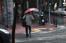 βροχη, περαστικοι, ομπρελες