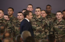 Ο Γάλλος πρόεδρος Εμανουέλ Μακρόν κατά τη διάρκεια επίσκεψης στη ναυτική βάση του Χερβούργου 