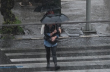 Καιρός, περαστικοι, βροχη