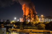 πυρκαγιά σε πολυώροφο συγκρότημα κατοικιών στο Χονγκ Κονγκ