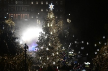 Φωταγωγήθηκε το χριστουγεννιάτικο δέντρο στο Σύνταγμα