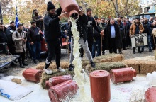 Κτηνοτρόφοι στη Λάρισα πέταξαν γάλα, καλαμπόκι και άχυρα μπροστά στο δικαστήριο 
