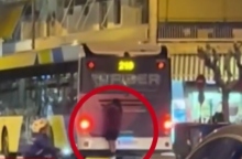 Νεαρός με skate «κρεμάστηκε» από λεωφορείο