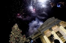 φωταγώγηση του χριστουγεννιάτικου δέντρου στον Πειραιά